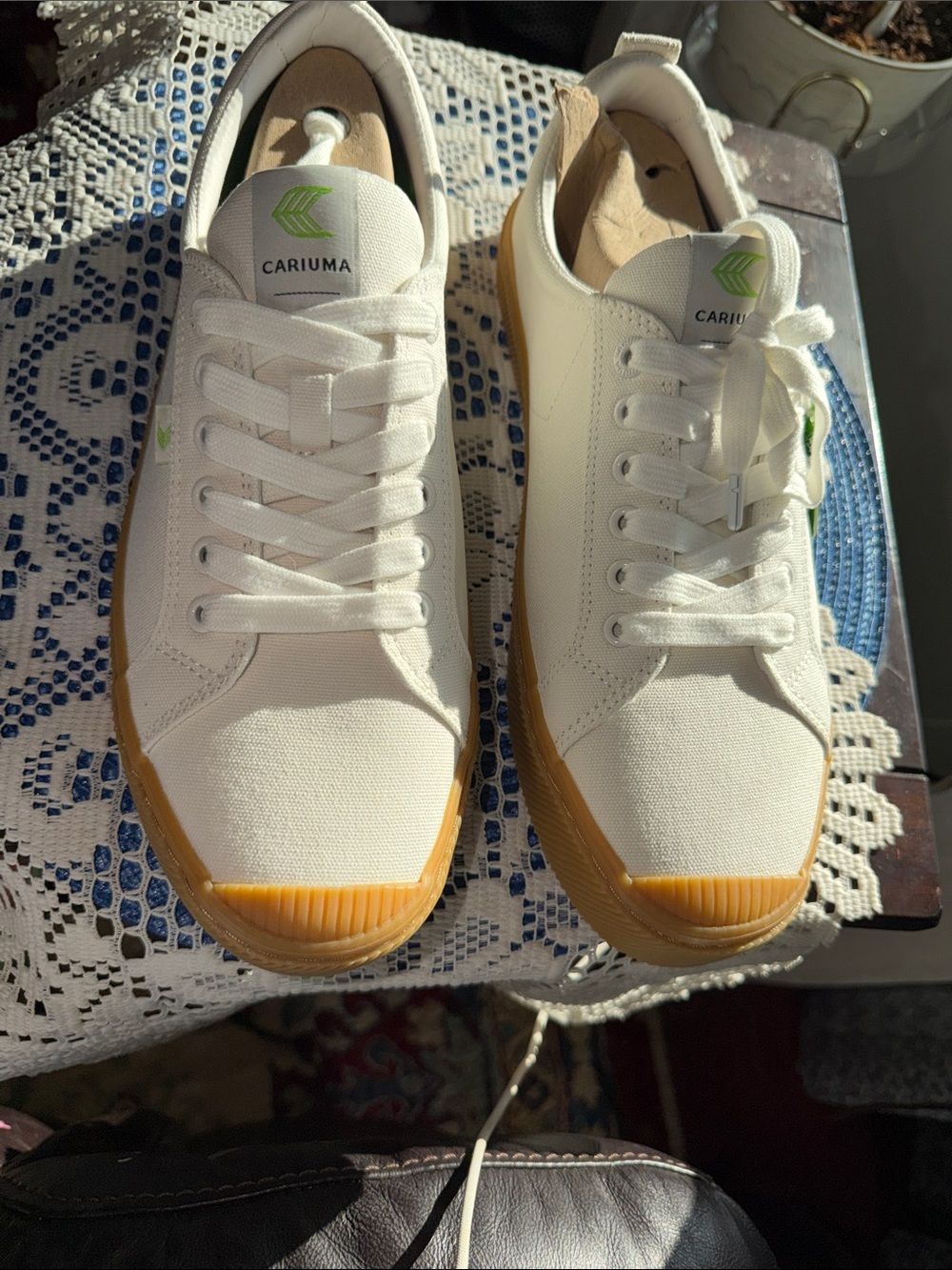 Cariuma White Canvas Low-Top Sneakers with Gum Toe